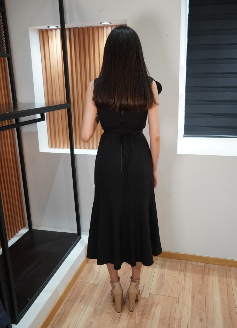 Vestido formal negro flor perla