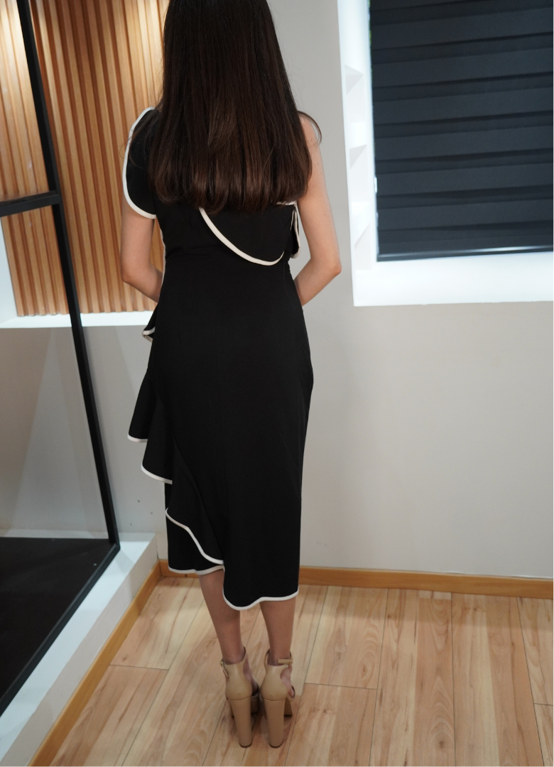 Vestido negro olanes