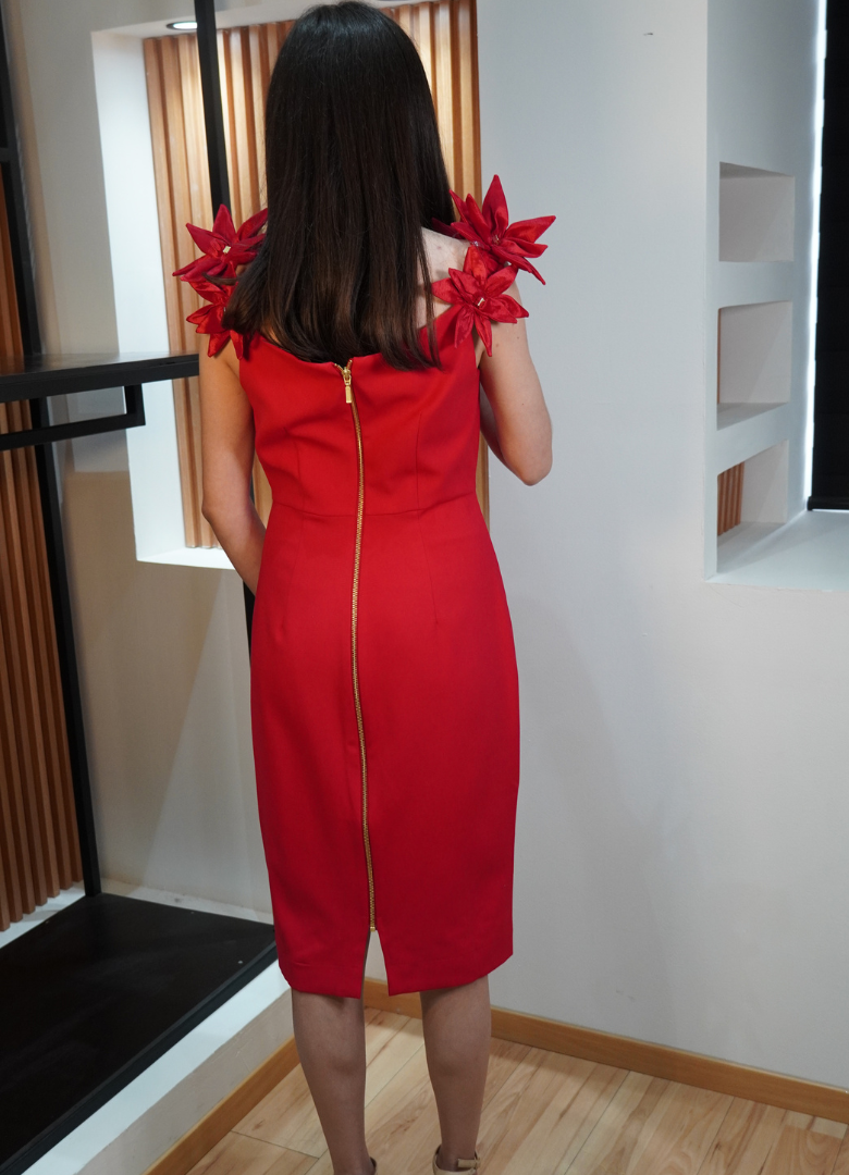 Vestido rojo detalle flor