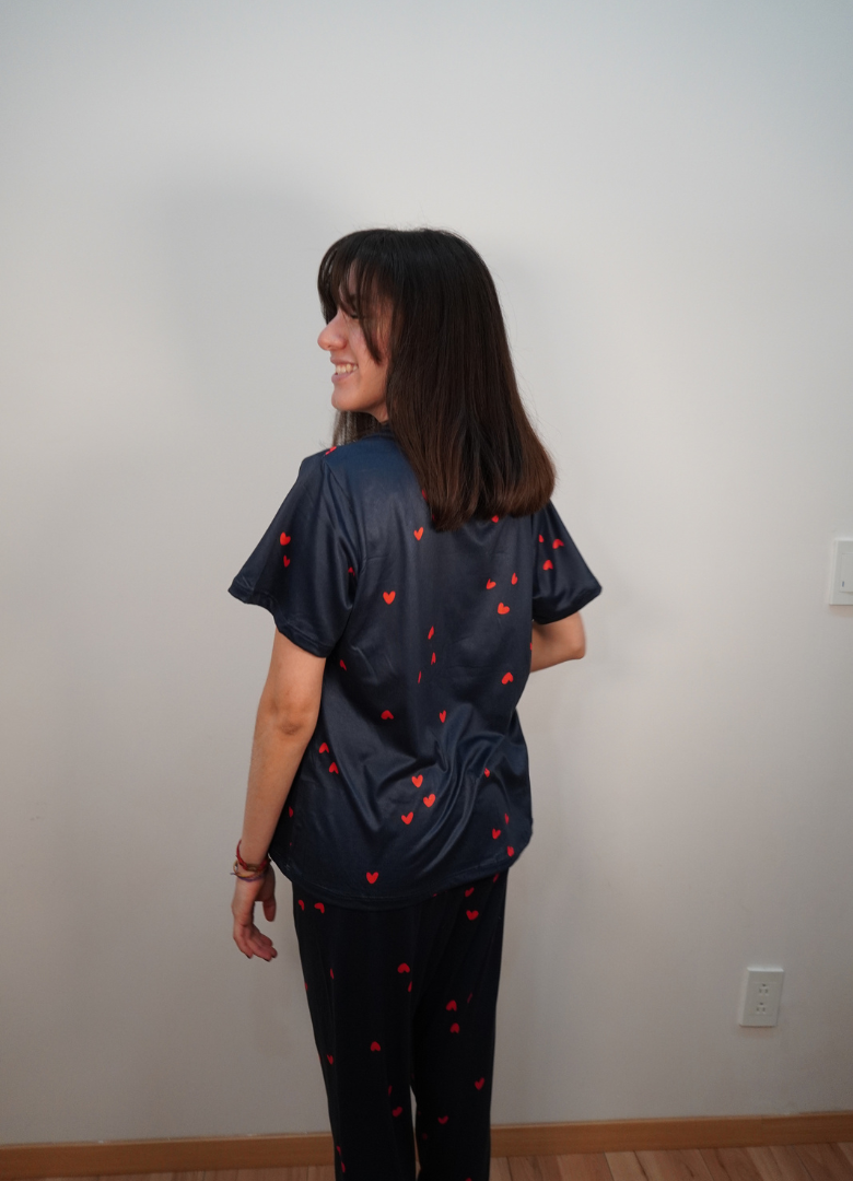 Pijama print corazoncitos rojos