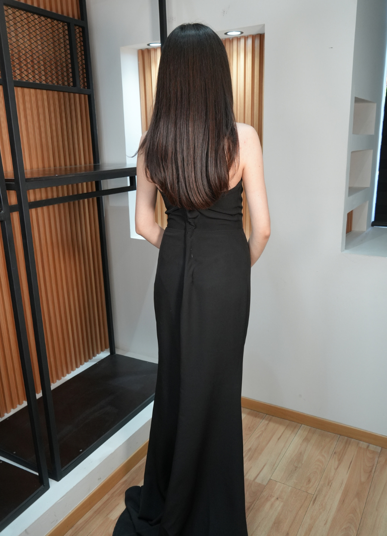 Vestido negro detalle flor
