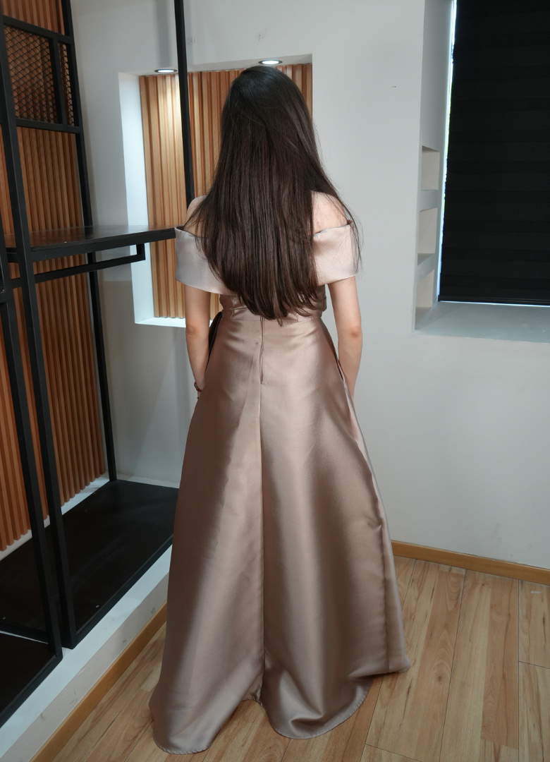 Vestido micado nude