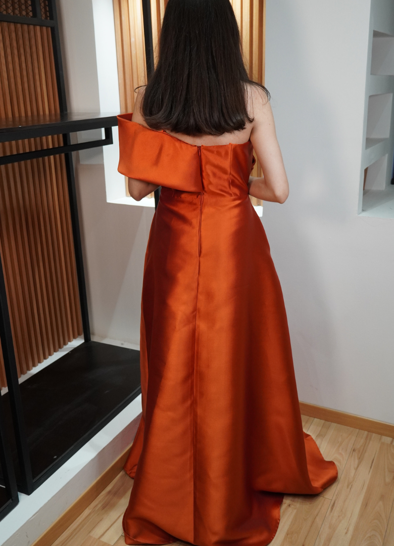 Vestido naranja micado.