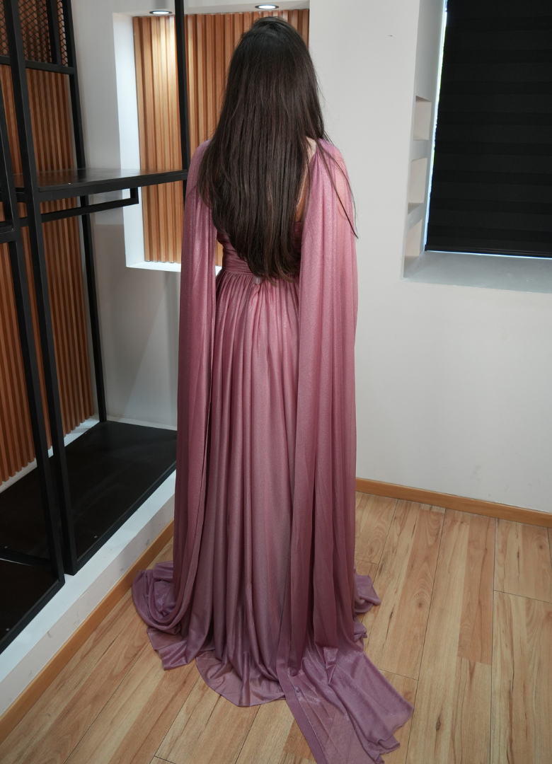 Vestido drapeado rosa capa