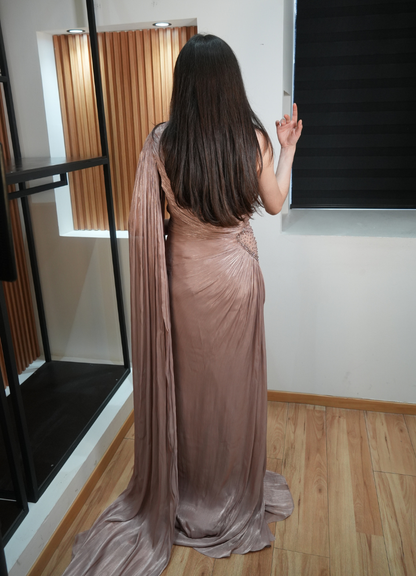 Vestido drapeado nude