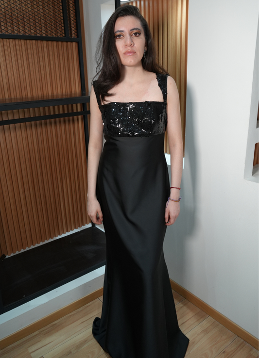 Vestido satinado negro con lentejuela
