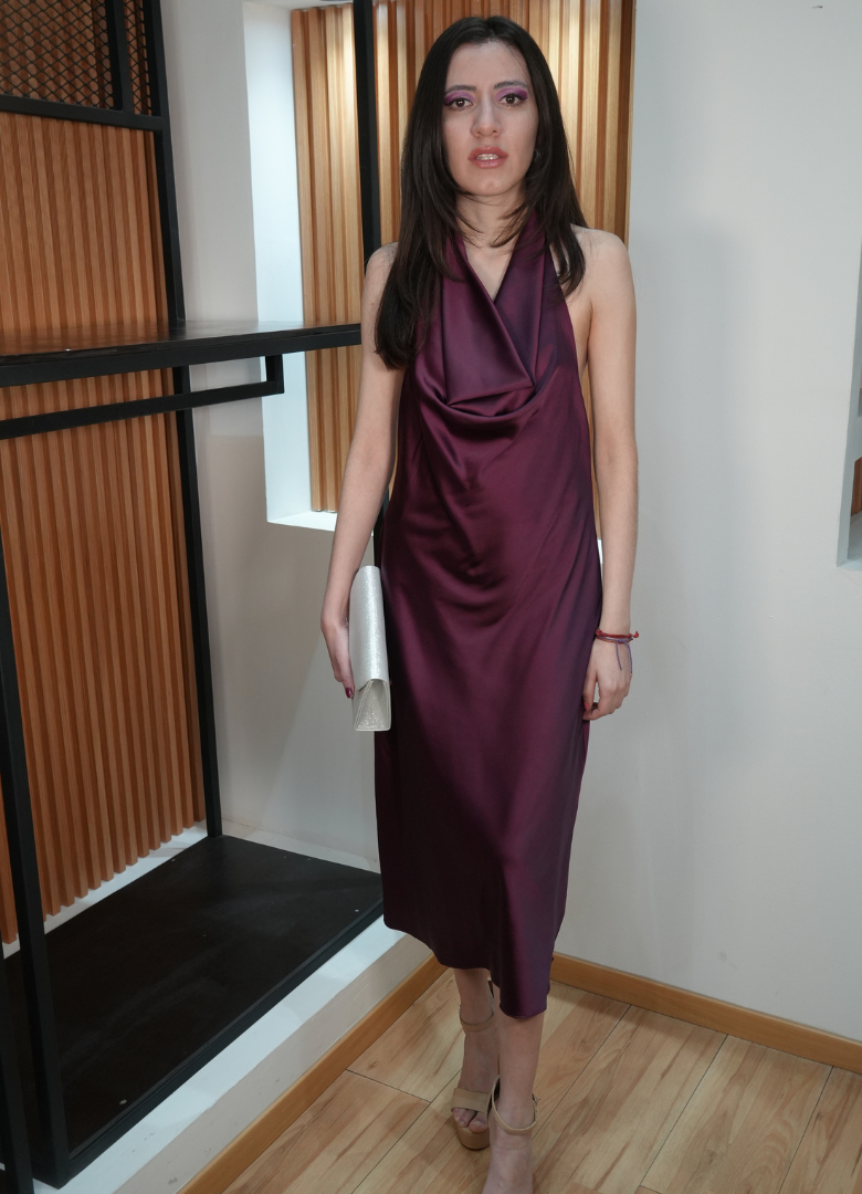Vestido midi satinado uva