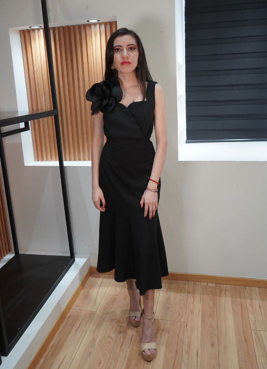 Vestido formal negro flor perla