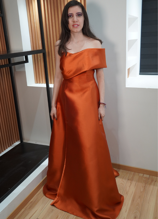 Vestido naranja micado.