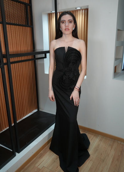 Vestido negro detalle flor