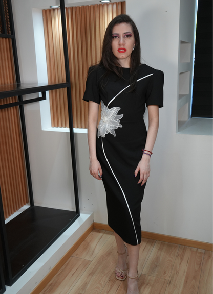 Vestido negro midi con flor blanco
