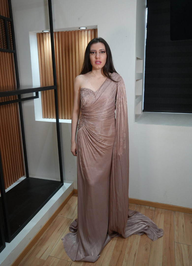 Vestido drapeado nude