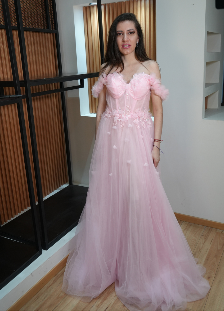 Vestido ampon rosa toque floral
