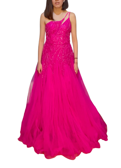 Vestido de noche fucsia.